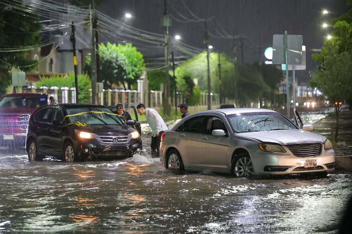 Lluvia convierte las calles de Hermosillo en ríos