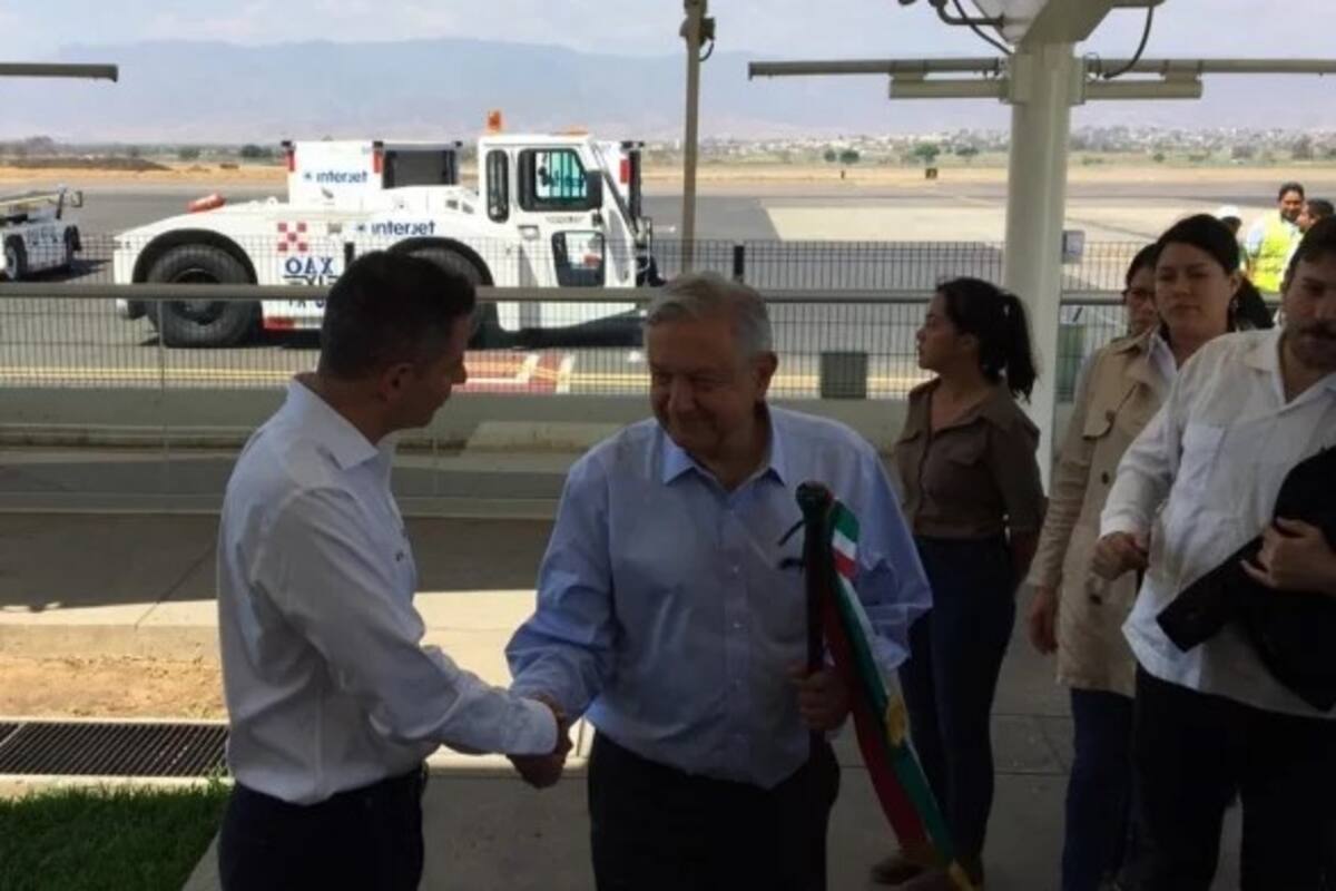 AMLO y Murat se dan la mano pese a recomendaciones por coronavirus