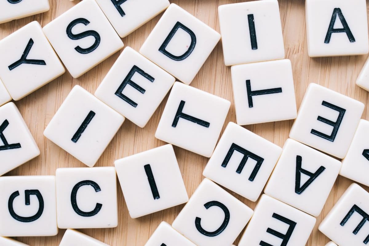 ¿Siempre escribes en mayúsculas? Esto es lo que la grafología dice sobre este hábito y los rasgos que podría reflejar en la personalidad