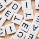 ¿Siempre escribes en mayúsculas? Esto es lo que la grafología dice sobre este hábito y los rasgos que podría reflejar en la personalidad
