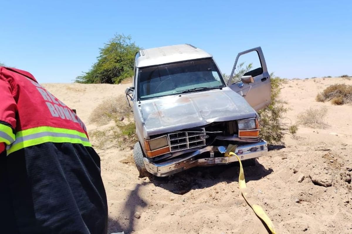 Se vuelca auto en Las Adelitas; atienden bomberos voluntarios