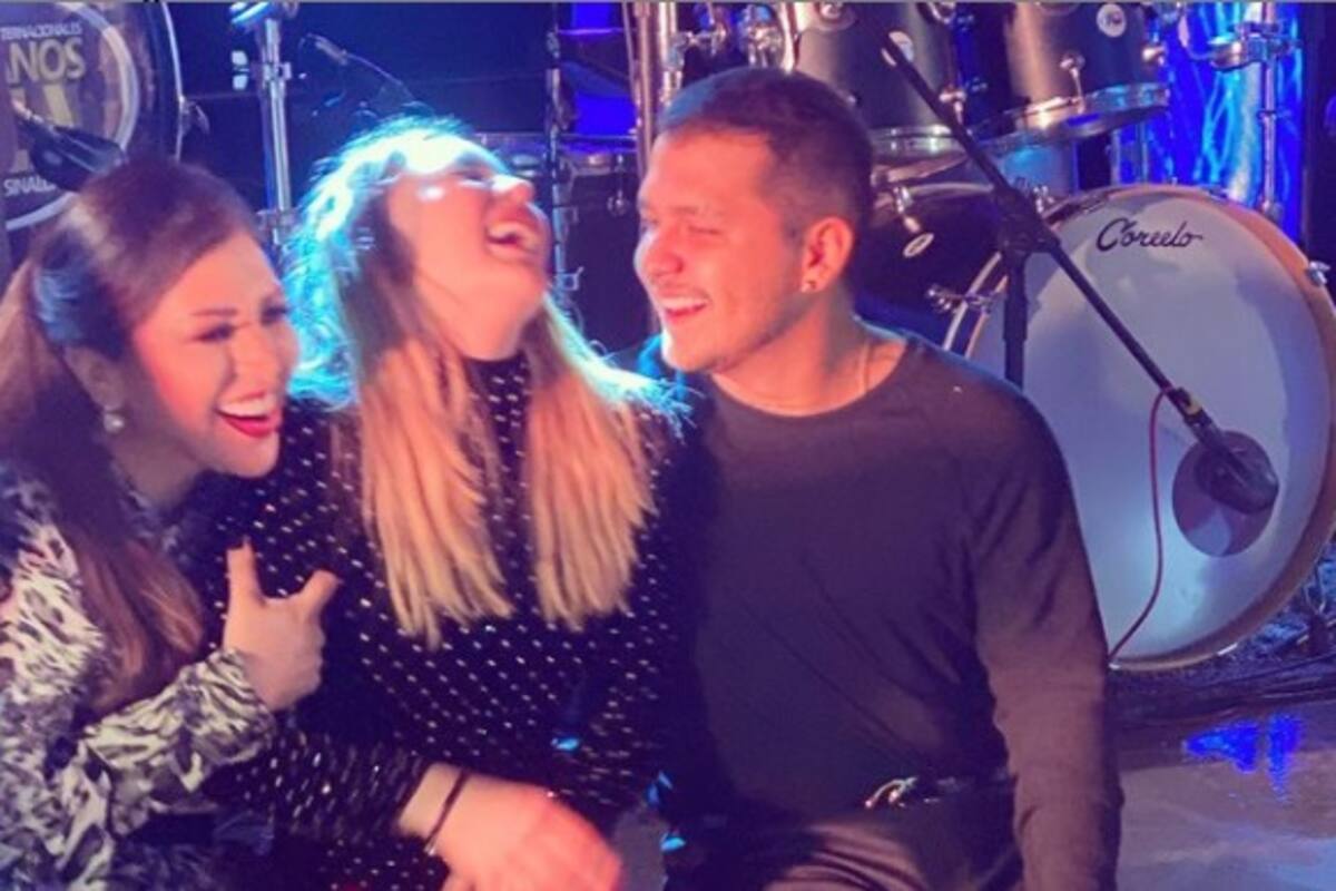 VIDEO: Belinda le canta "Si nos dejan" a Christian Nodal, acompañada de mariachi y sentada en las piernas de él