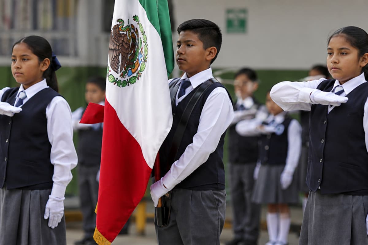 Los mejores promedios dejarán de asegurar un lugar en la escolta escolar, donde la SEP aplicará un sistema rotativo para que alumnos de distintos grupos participen en los honores a la bandera