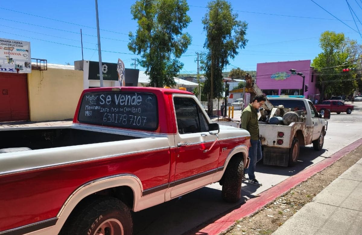 Exhortan a las personas que se dedican a la venta de vehículos a utilizar espacios adecuados. | Crédito: Manuel Jiménez