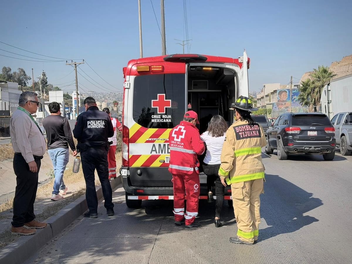 El accidente ocurrió tras un cambio de carril; el vehículo afectado cayó a la canalización y quedó volcado. Foto: Border Zoom