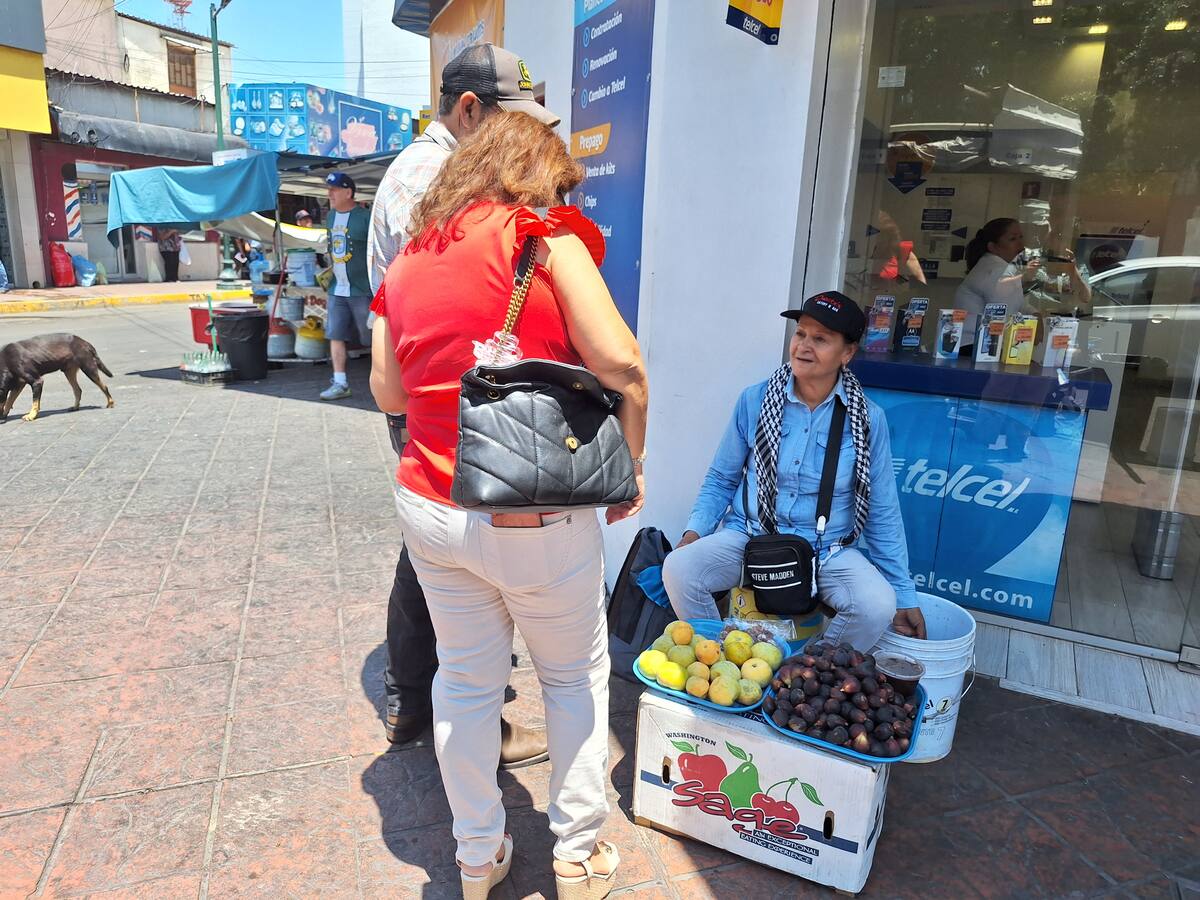 Los trabajos de rehabilitación en calles del Centro y el cierre del Mercado Municipal ha afectado la venta de pitayas este año.