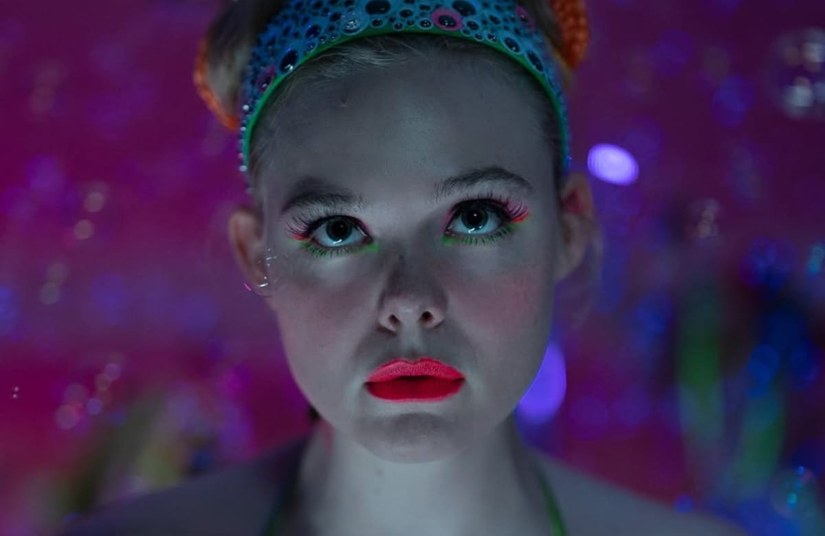 Elle Fanning reveló que creó una cuenta en OnlyFans como parte de su preparación para interpretar a Margo en la serie Margo’s Got Money Troubles de Apple TV+. | Imagen: Elle
