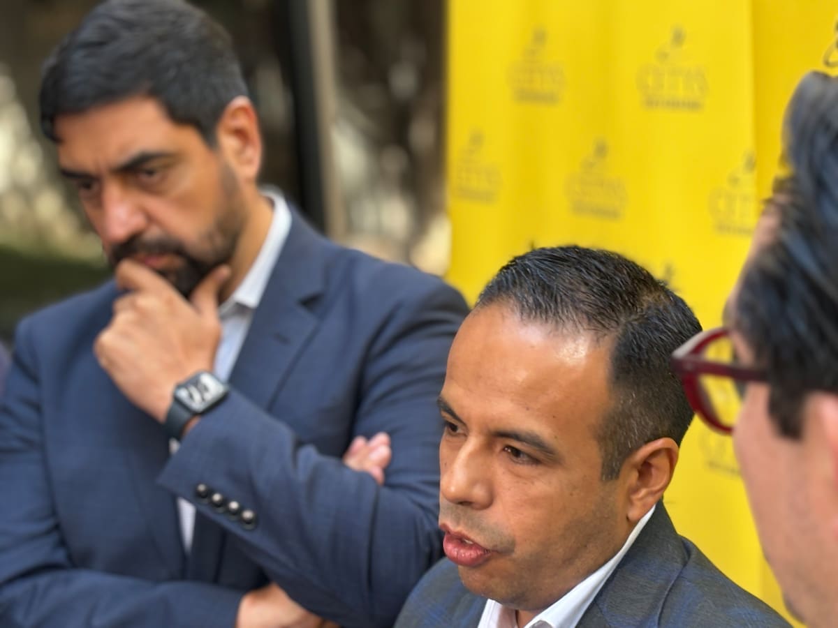 Académicos alertan sobre pérdida de poder adquisitivo, encarecimiento de insumos y freno al crecimiento empresarial. Foto: Lorena Salinas