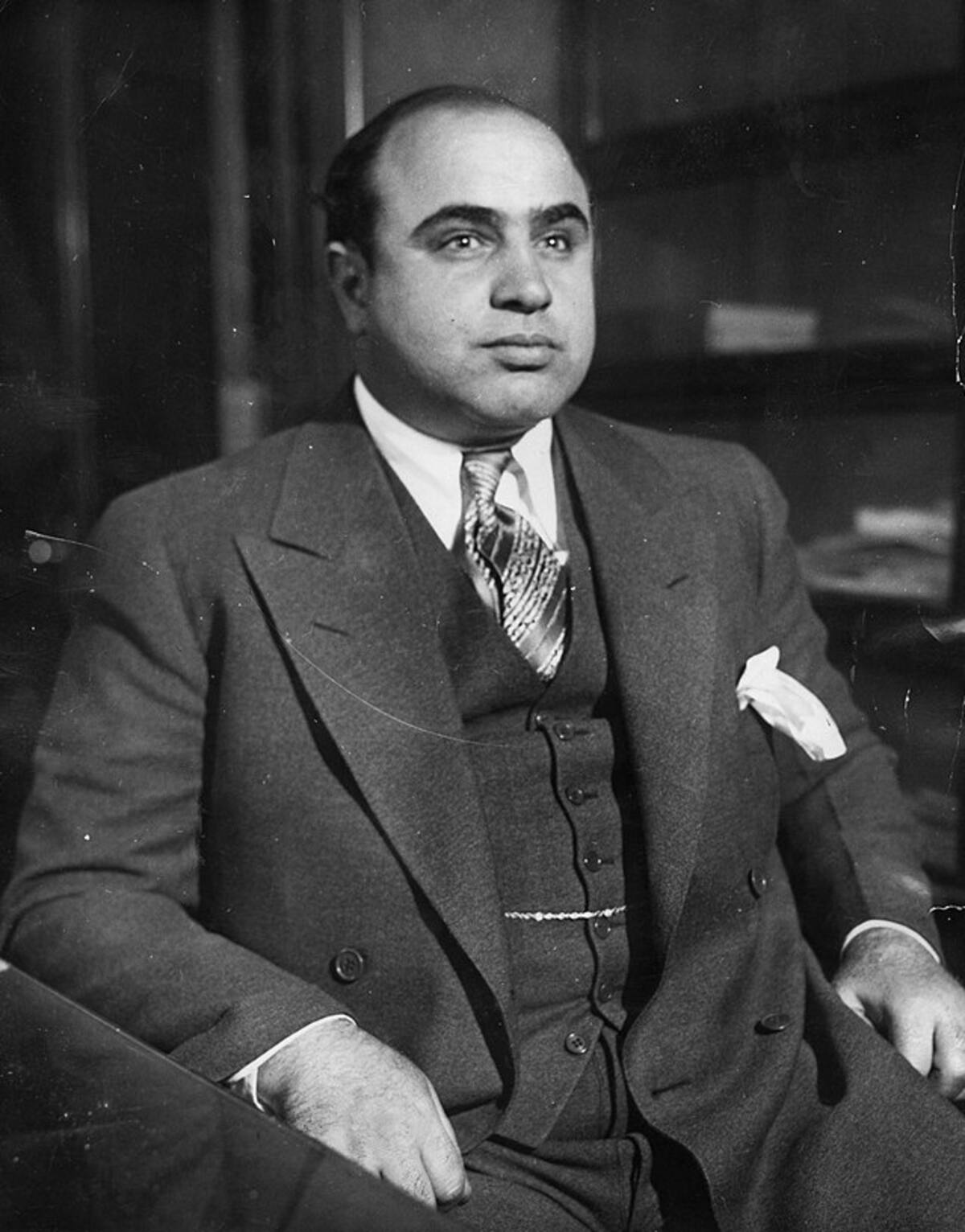 Al Capone nació el 17 de enero de 1899 en Brooklyn, Nueva York, Estados Unidos. Murió el 25 de enero de 1947 en su residencia en Palm Island, Florida, debido a complicaciones relacionadas con la sífilis y neumonía. Capone fue uno de los gánsteres más famosos de la historia estadounidense, conocido por su liderazgo en el crimen organizado durante la era de la prohibición.