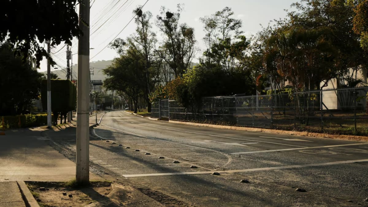 La violencia vial dejó daños materiales y obligó al cierre temporal de carreteras y avenidas estratégicas. /Reuters