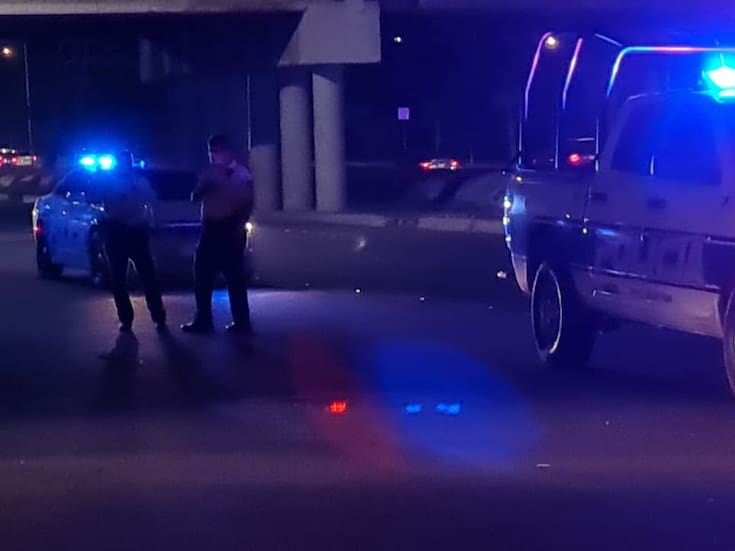 Muere conductor al volcar su camioneta en la calzada Abelardo L. Rodríguez