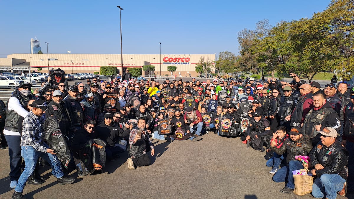 Más de 300 motociclistas reunieron juguetes y comida para regalar una Navidad adelantada a familias de Jardín Dorado en el Toy Run. Foto: Cortesía