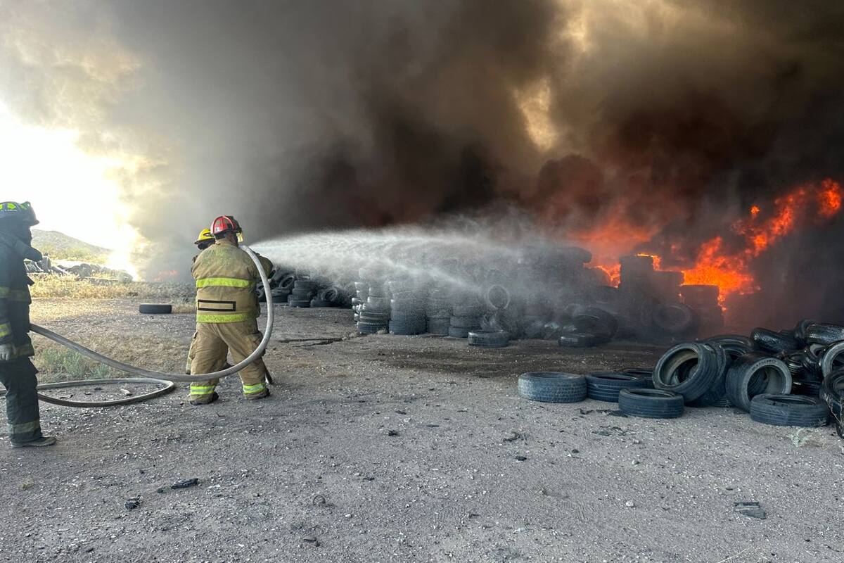Consume incendio miles de llantas en predio de Caborca