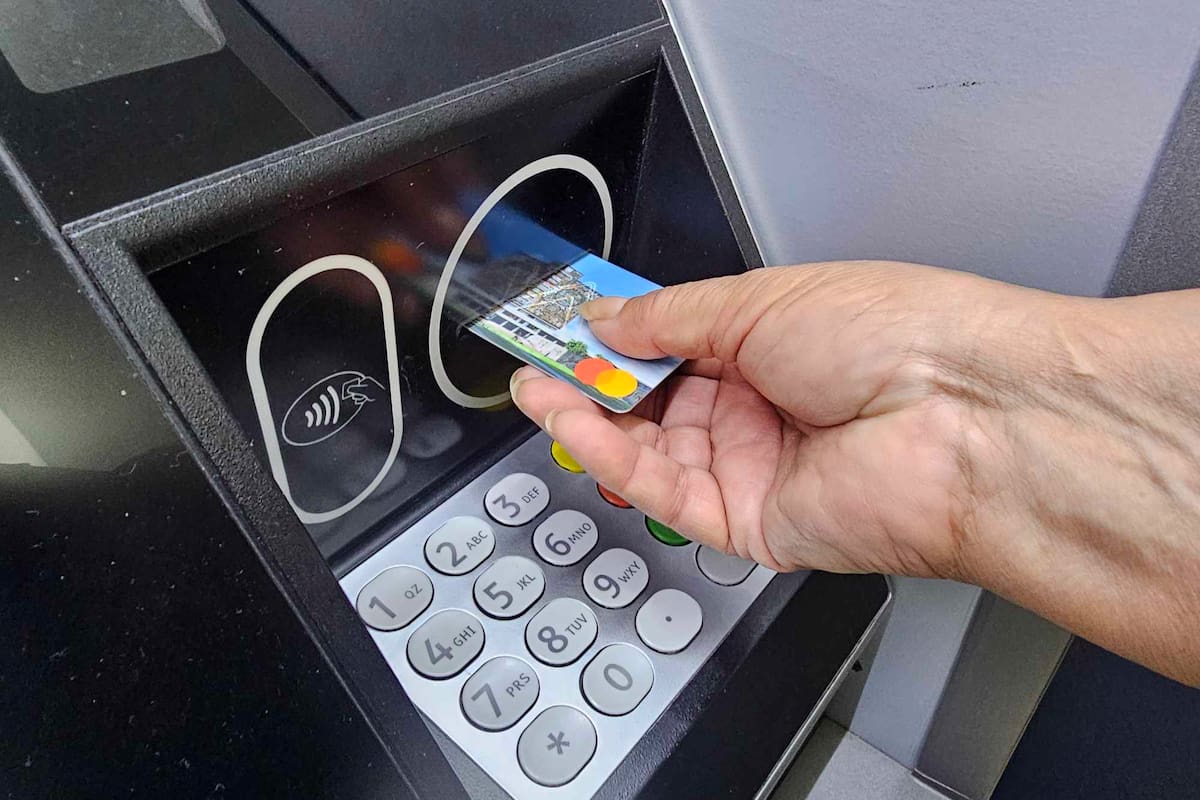 ¿Cuánto te cuesta retirar efectivo de tu tarjeta de crédito y por qué no es recomendable?