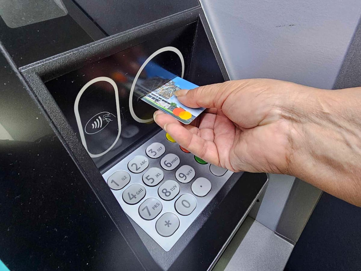 El retiro de efectivo de una tarjeta de crédito implica el cobro de una comisión, aunque el monto retirado se pague durante el mes