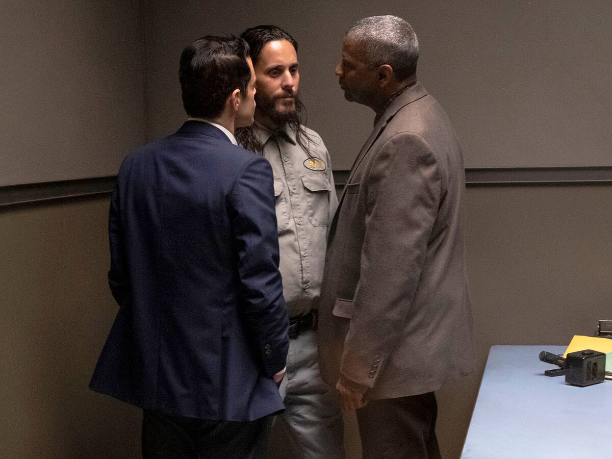 En esta imagen proporcionada por Warner Bros. Pictures Rami Malek, de izquierda a derecha, Jared Leto y Denzel Washington en una escena de "The Little Things". (Nicola Goode/Warner Bros Pictures via AP)