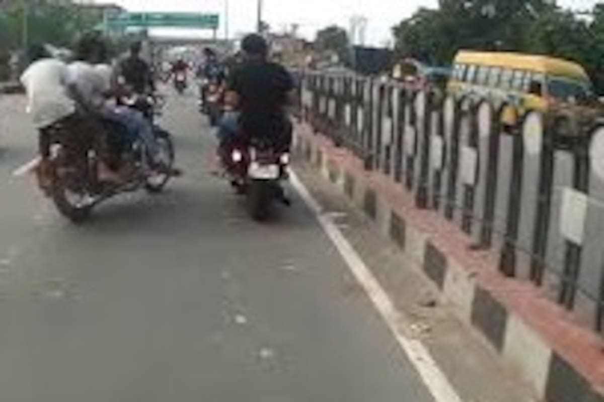 Se salvan motociclistas de ser atropellados