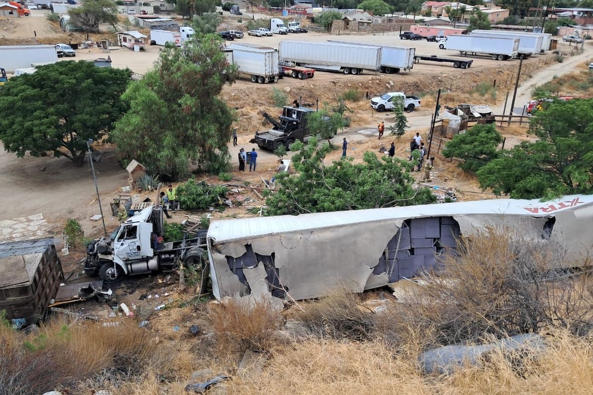 Volcadura de tracto camión en Tecate