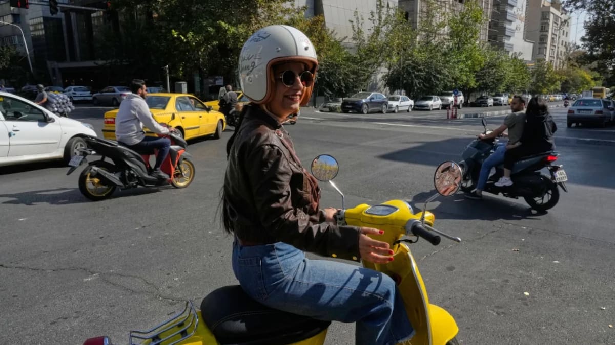 La medida llega después de masivas protestas y busca corregir una injusticia legal que culpaba a las mujeres en accidentes. (AP)