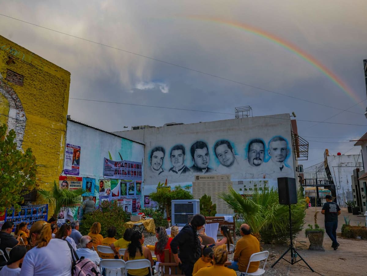 Un arcoíris enmarca los rostros de algunas personas desaparecidas durante una misa conmemorativa por el Día Internacional de las Víctimas de Desaparición Forzada, realizada en el Jardín de la Memoria, en el Pasaje Janitzio del Centro Cívico de Mexicali. Foto: Javier Gallegos