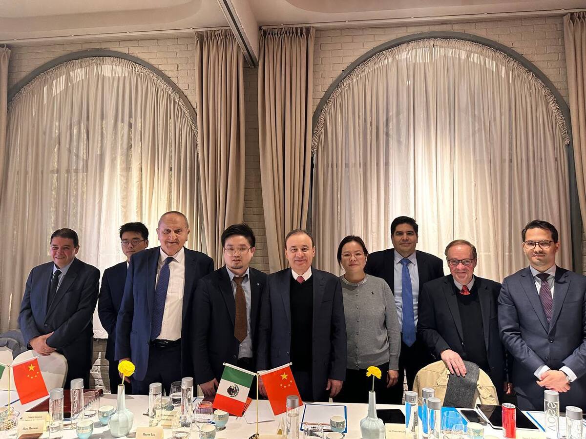 Durante la gira del gobernador Alfonso Durazo tuvo diversos encuentros con empresarios chinos y estuvo
acompañado del jefe de la Oficina del Ejecutivo estatal, Francisco Acuña.