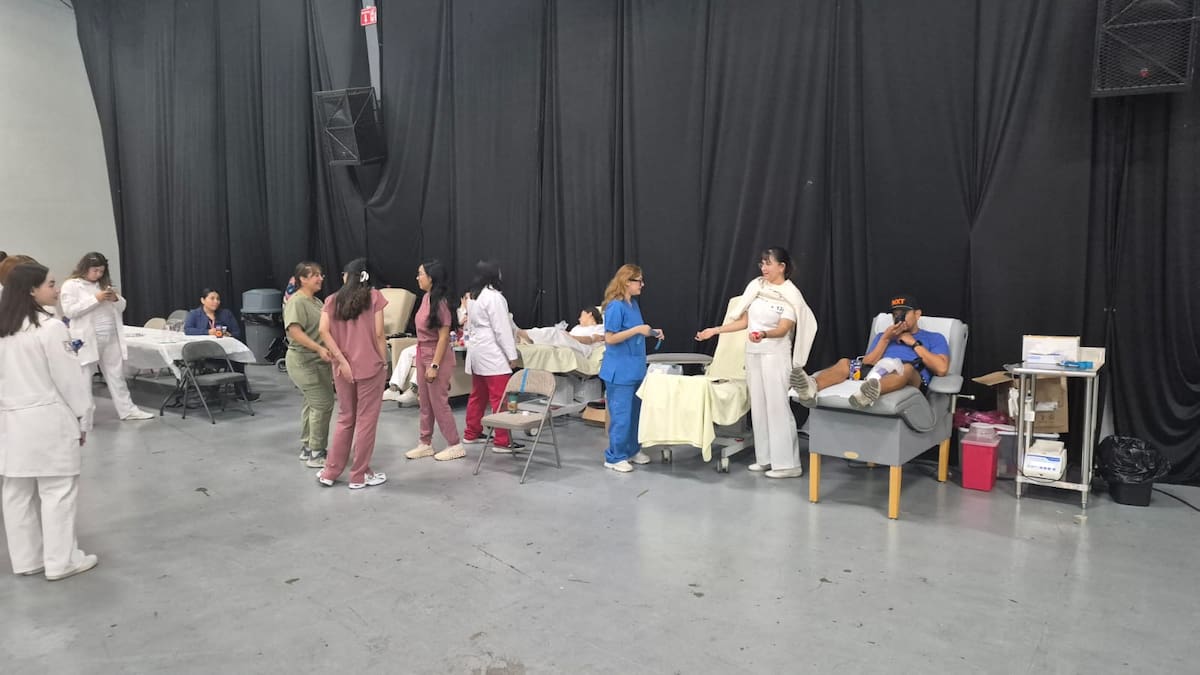Donadores participaron en la jornada altruista con el apoyo del personal médico encargado de realizar la extracción y supervisar el proceso. Foto: Said Morones