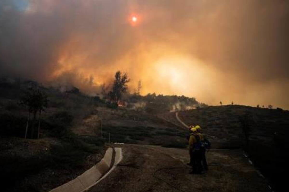 Incendio cerca de Los Ángeles, California obliga a evacuar a 60 mil personas