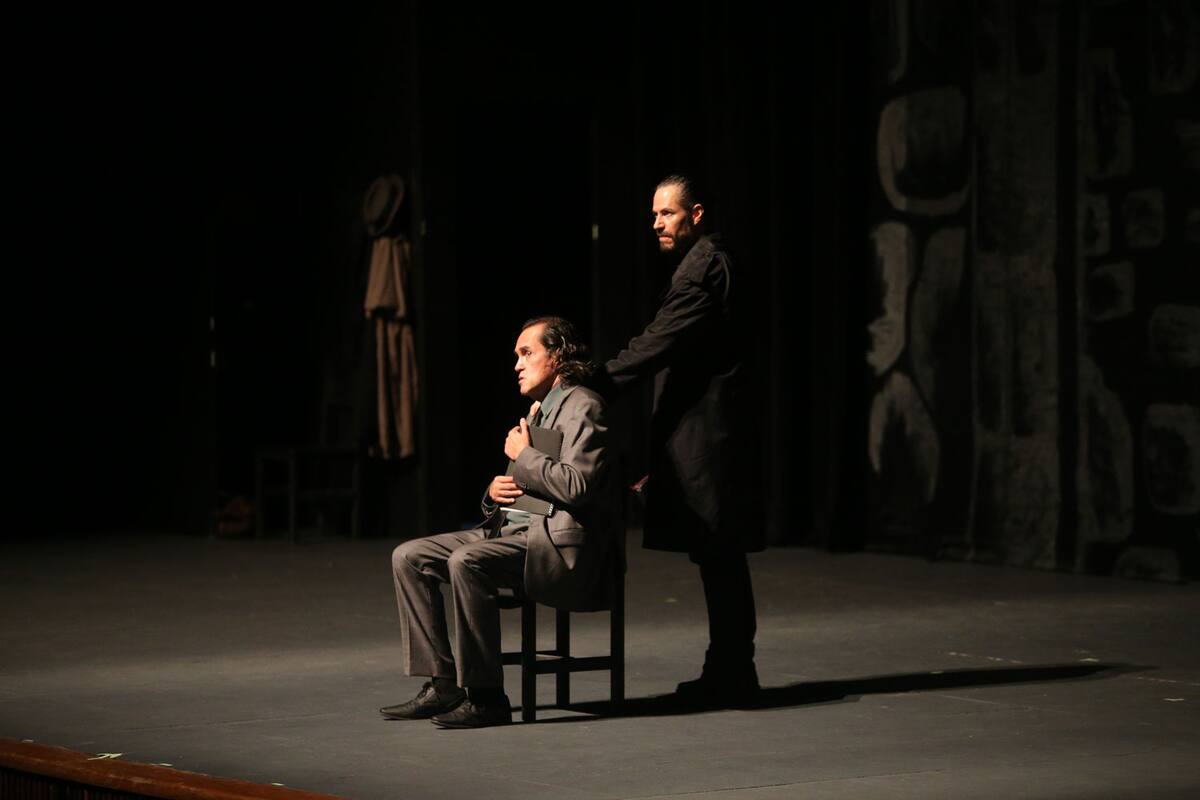 Benjamín Rivero vestido todo de negro da vida al personaje de John Morris, mientras que Rafael Perrín trajeado de gris interpreta a un extraño Arthur Kipps.