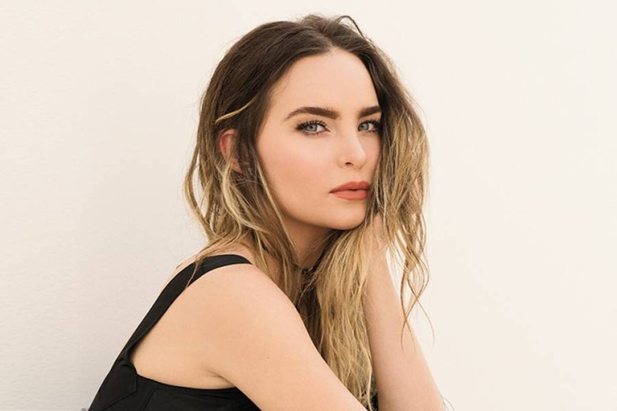 En sexy lencería, Belinda promociona su nueva canción