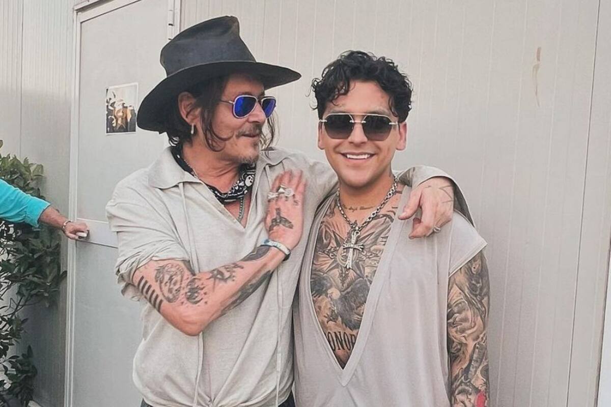 Christian Nodal y Jhonny Depp posan juntos en una fotografía ¿Separados al nacer?