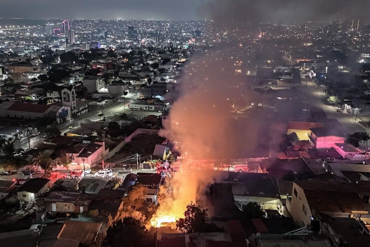 Casa de madera queda destruida tras incendio en la colonia Independencia