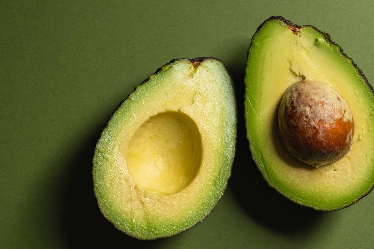 ¿Sabías que el hueso de aguacate puede transformar tus recetas y potenciar tu salud?