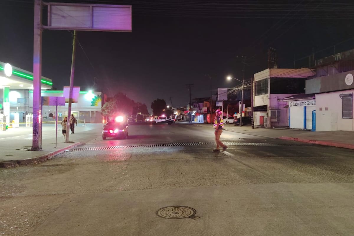 Mantienen cierre vial en Bellas Artes por olor a combustible