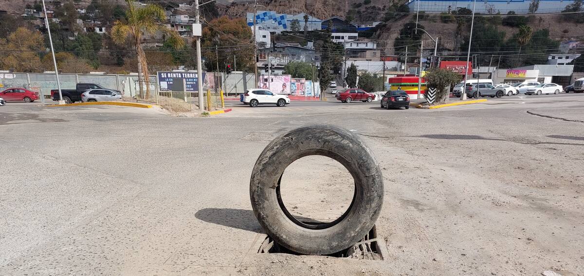Los vecinos pidieron banquetas y alumbrado público en la zona para evitar accidentes viales. Foto: Khennia Reyes