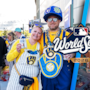 Cerveceros vendieron en 2015 boletos de 1,000 dólares para cualquier juego futuro, pero 11 años después sus aficionados quisieron usarlos en la Serie Mundial y solo les ofrecieron gradas altas o lugares de pie: Milwaukee admitió su error y tuvo que compensarlos