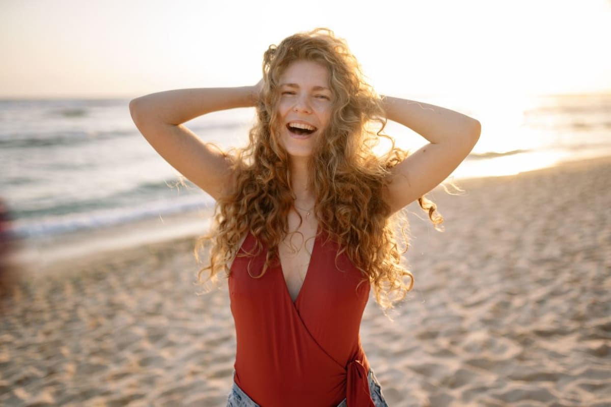 Rayos UV, calor y contaminación afectan la salud del cabello más de lo que imaginas, y especialistas explican qué cambios simples ayudan a prevenir quiebre, pérdida de brillo y puntas abiertas
