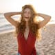 Rayos UV, calor y contaminación afectan la salud del cabello más de lo que imaginas, y especialistas explican qué cambios simples ayudan a prevenir quiebre, pérdida de brillo y puntas abiertas
