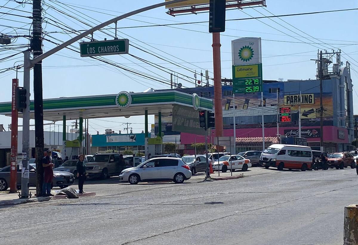 Largas filas en una estación de gasolina ubicada sobre bulevar Díaz Ordaz.