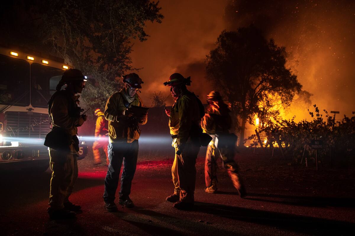 Evacuan a 10 mil residentes de zona exclusiva de Los Ángeles por incendios