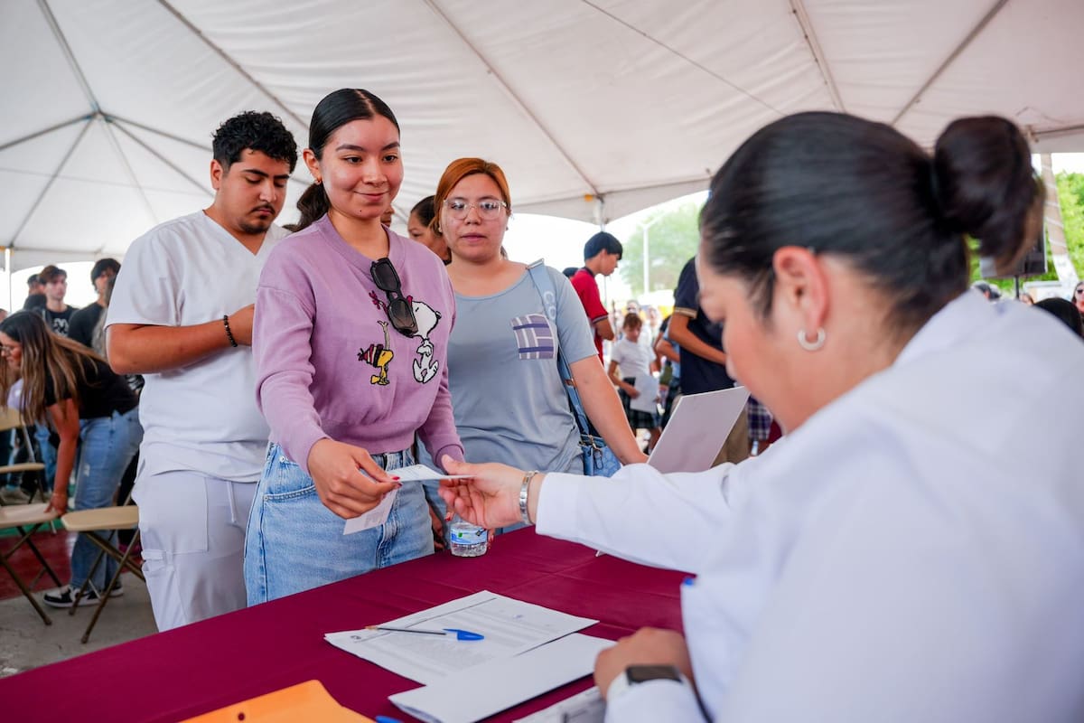 Entregan apoyos económicos a 250 estudiantes