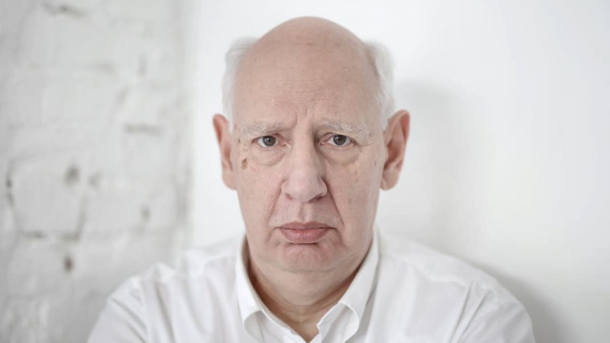 Quienes crecieron en los 60 y 70 aprendieron a enfrentar la vida con menos expresión emocional y más resistencia, una forma de adaptación que hoy la psicología ayuda a entender