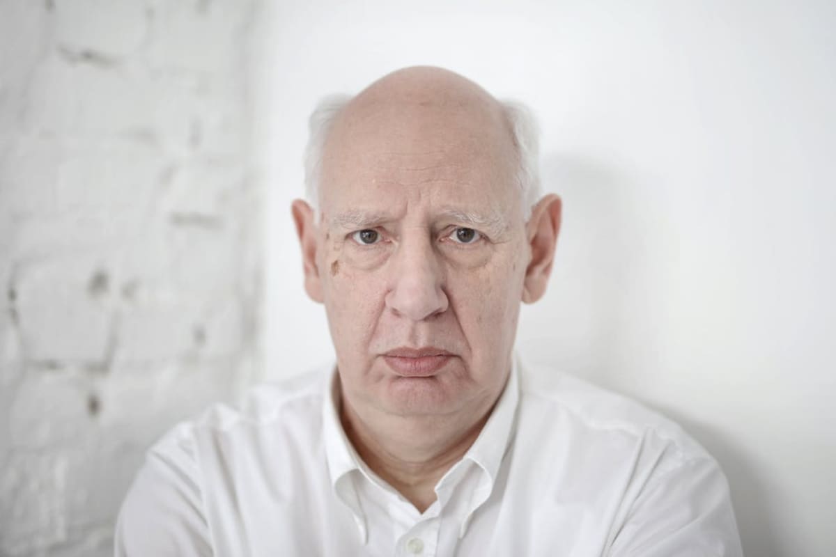 Quienes crecieron en los 60 y 70 aprendieron a enfrentar la vida con menos expresión emocional y más resistencia, una forma de adaptación que hoy la psicología ayuda a entender