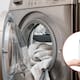 Por qué algunas personas ponen shampoo en la lavadora y en qué casos puede funcionar sin dañar tu ropa o el electrodoméstico