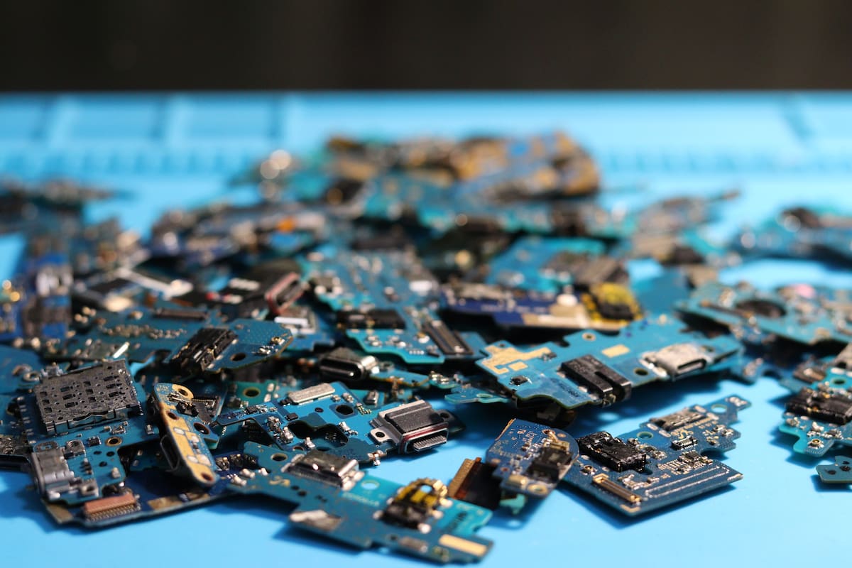 Las placas de circuitos electrónicos fueron trituradas hasta obtener partículas menores a 75 micrómetros para facilitar la recuperación de los metales. Foto: Pexels