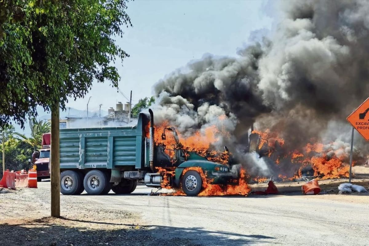 Narcobloqueos en Michoacán, Guanajuato y Jalisco dejan dos policías muertos: Harfuch
