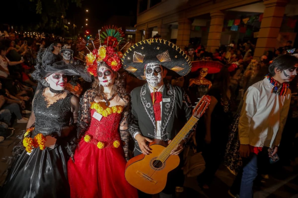 Marcha de las Catrinas reúne a familias en la Plaza Zaragoza de Hermosillo