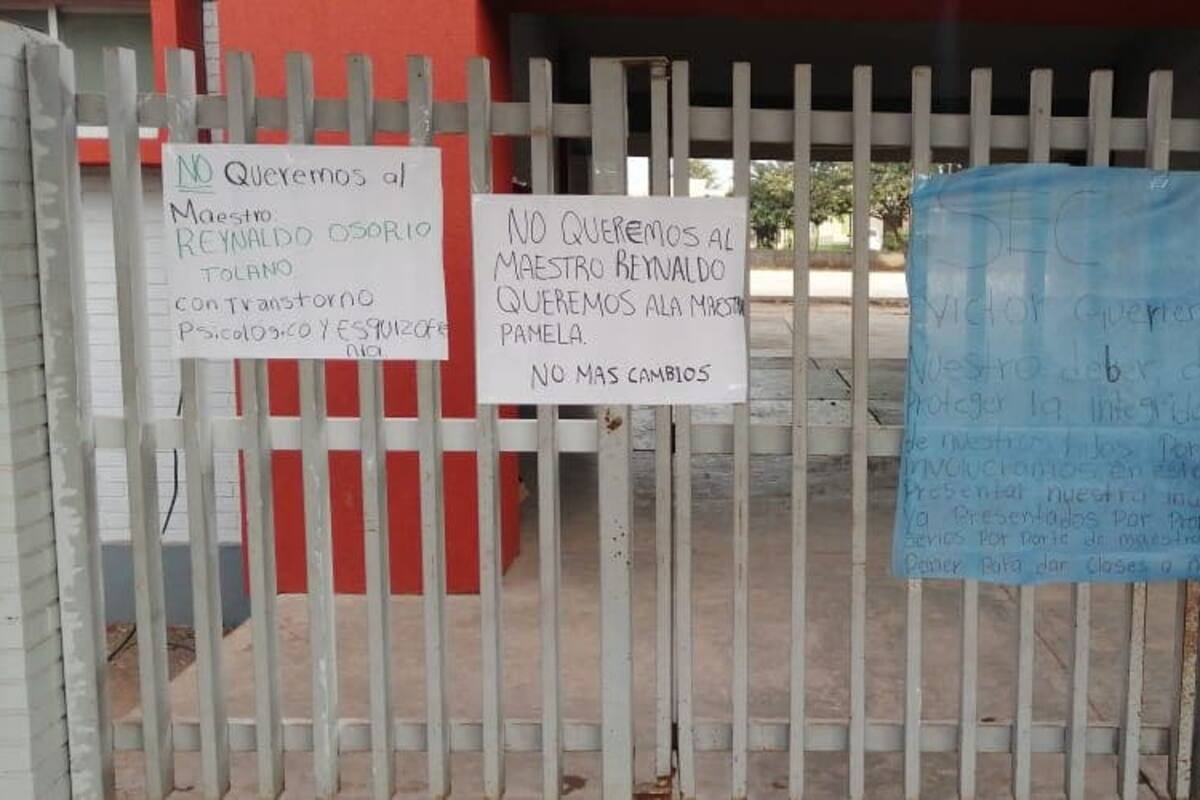 Obregón: Padres de familia cierran escuela; acusan a maestro de malos tratos
