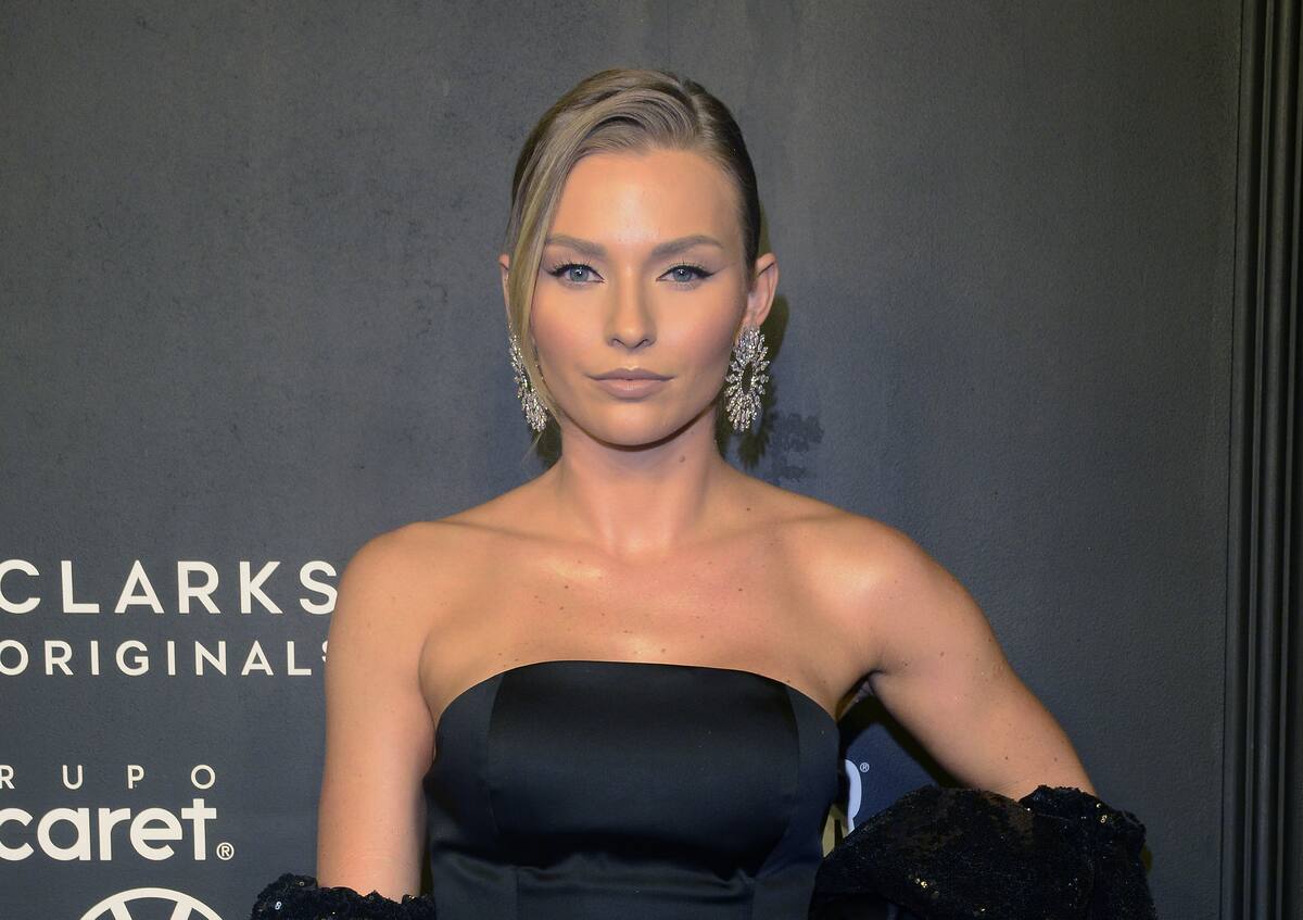 Irina Baeva fue abordada por reporteros a su salida de la obra "Aventurera".