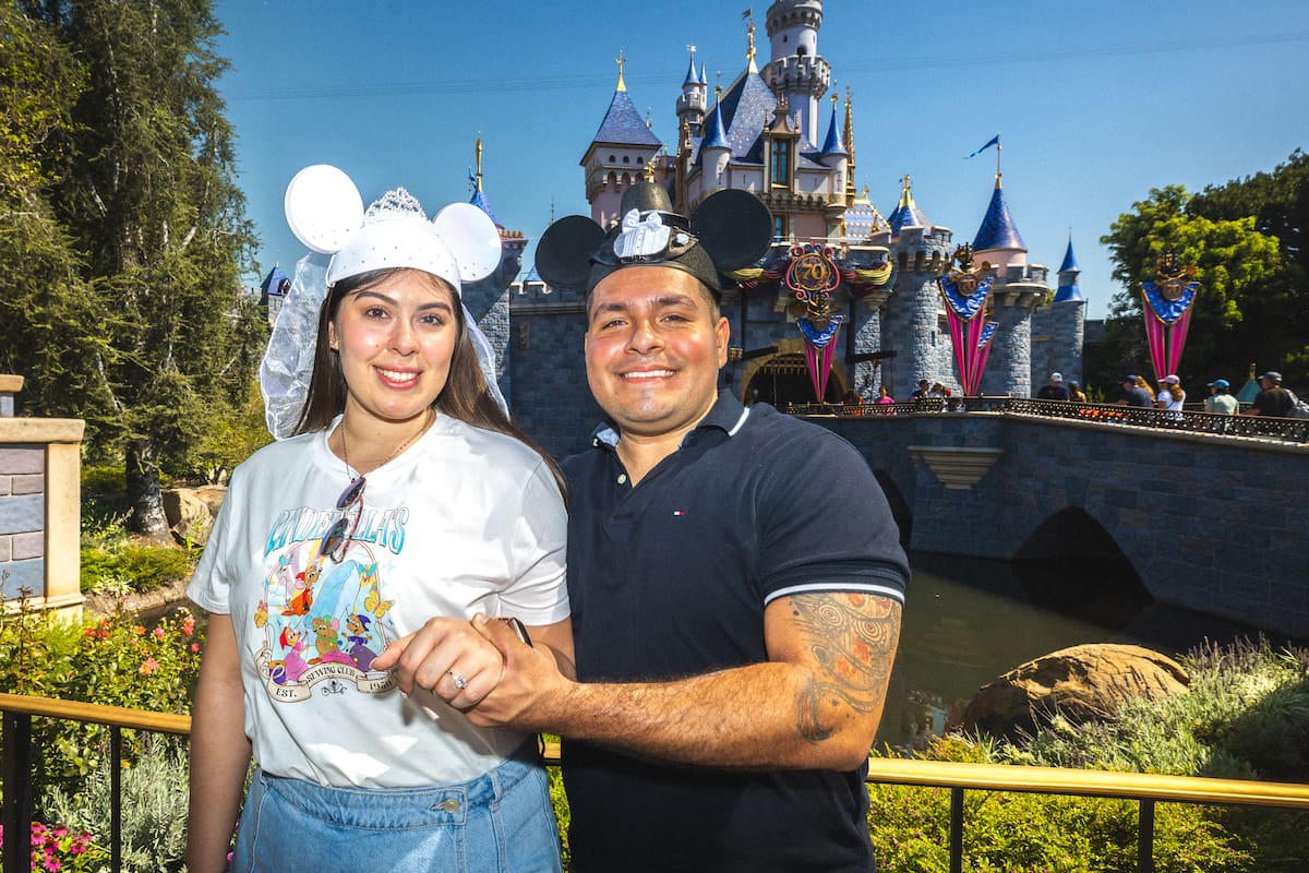 Músico de La Original Banda El Limón se compromete frente al castillo de Disneyland