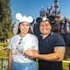 Músico de La Original Banda El Limón se compromete frente al castillo de Disneyland